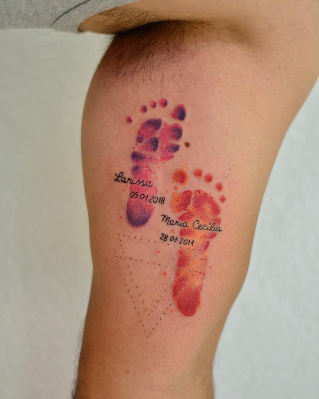 家先生大臂宝宝脚印英文字纹身图案