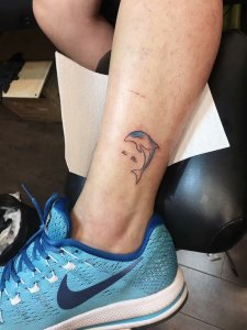 小腿可爱灵动的小海豚纹身图案