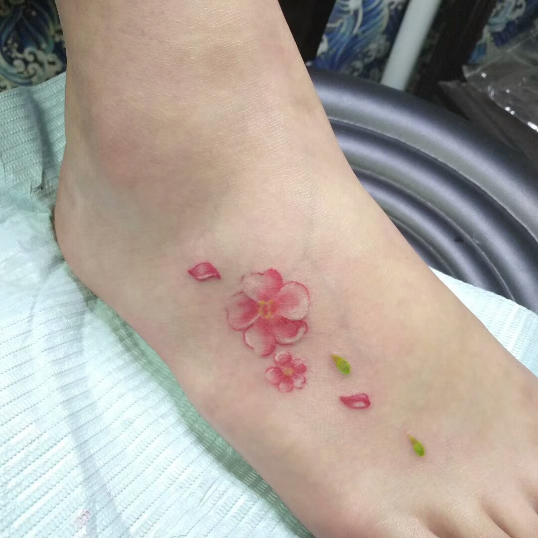 脚背樱花纹身图案